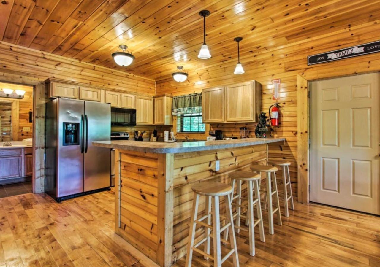 Fabulous Pet-Friendly, Family Cabin With Outdoor Kitchen, Hot Tub, Sauna, Fireplace, Theater Room, Arcade, Pool Table, And Fire Pit Within Minuties Of Dollywood Sevierville Exterior foto
