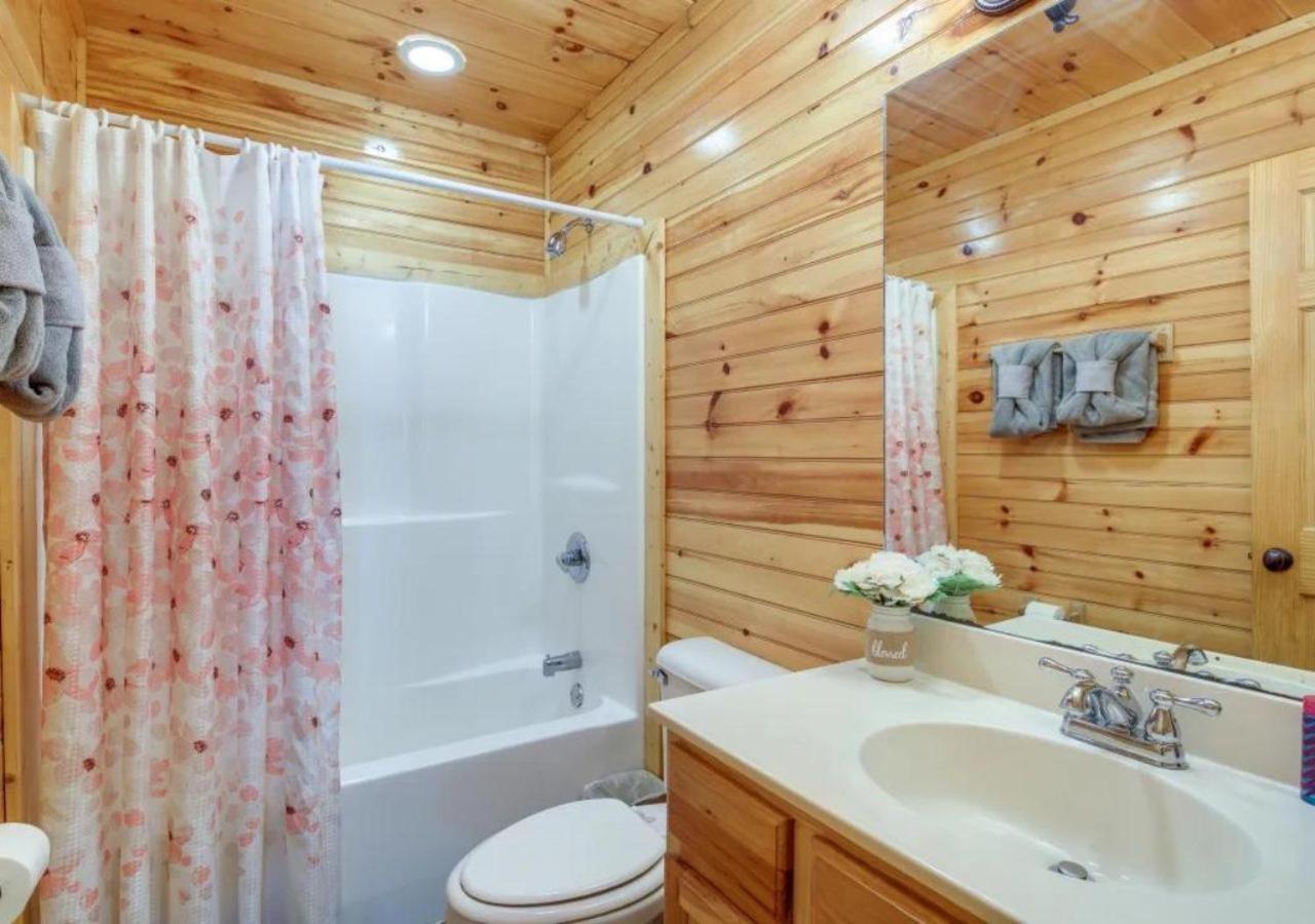 Fabulous Pet-Friendly, Family Cabin With Outdoor Kitchen, Hot Tub, Sauna, Fireplace, Theater Room, Arcade, Pool Table, And Fire Pit Within Minuties Of Dollywood Sevierville Exterior foto